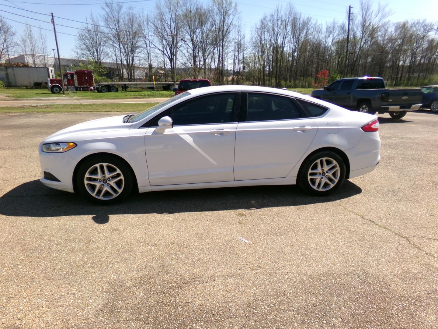 2015 White /Black Ford Fusion SE (1FA6P0H70F5) with an 2.5L L4 DOHC 16V engine, automatic transmission, located at 401 First NE, Bearden, AR, 71720, (870) 687-3414, 33.726528, -92.611519 - Photo#1